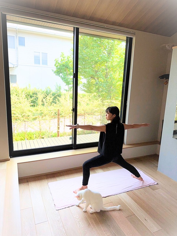 自然光が入る木の家のヨガスペース